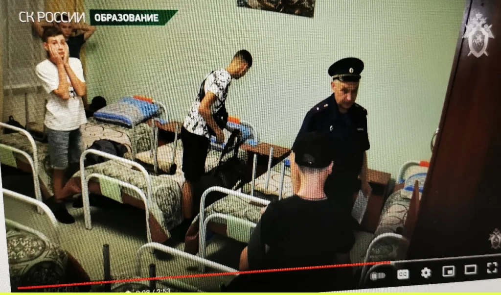 Дети из&nbsp;Донбасса раскладывают вещи в&nbsp;кадетском корпусе после приезда в&nbsp;Москву