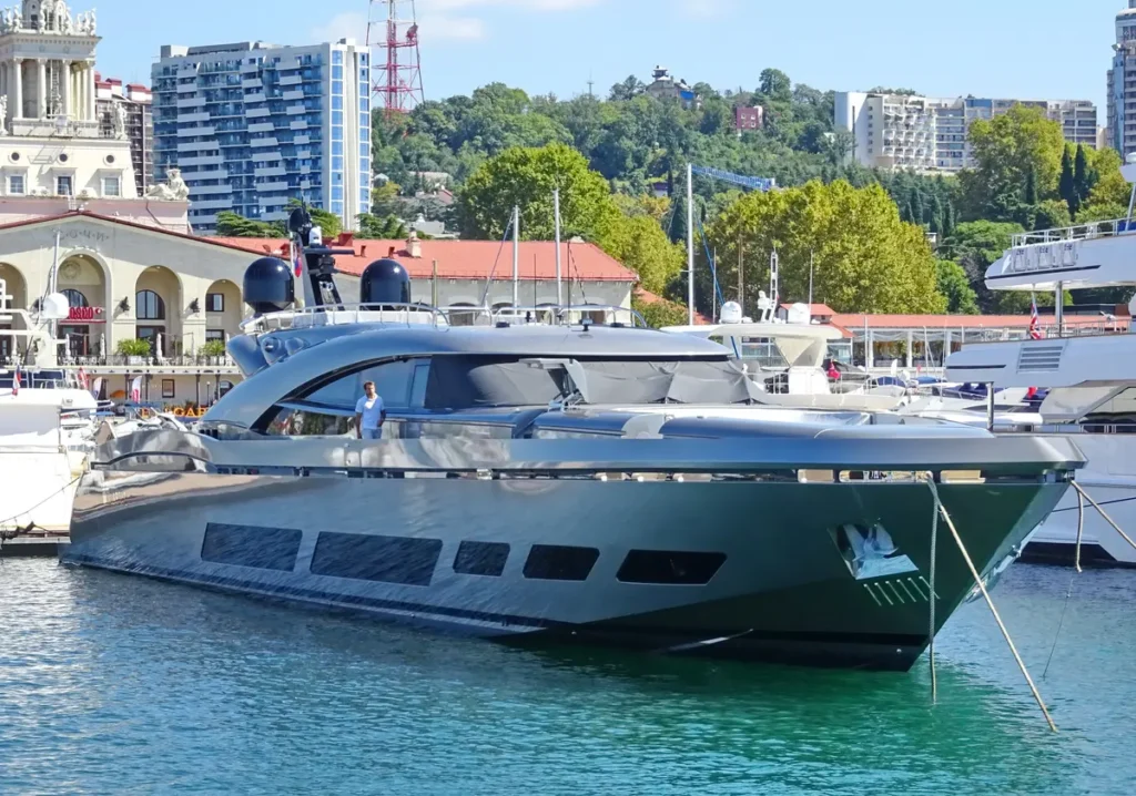 43-метровая яхта Angel в порту Сочи в 2021 году. Источник фото: форум Airbase.ru.