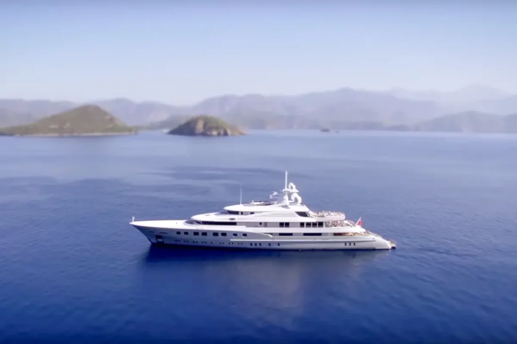 72-метровая яхта Axioma, принадлежавшая владельцу Трубной металлургической компании Дмитрию Пумпянскому. Фото: скриншот из рекламного видео Сharter Index.