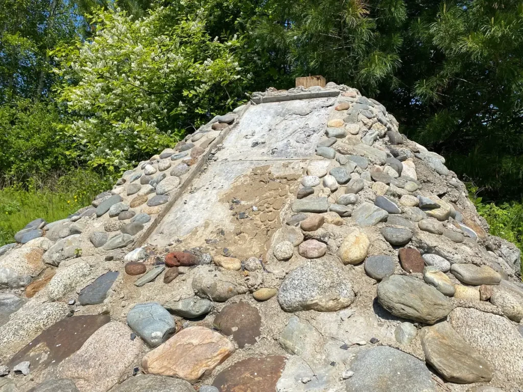 Демонтированный памятник ссыльным полякам-каторжанам в&nbsp;поселке Речка Мишиха в&nbsp;Бурятии. Фото: Люди Байкала.