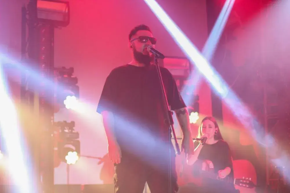 Аким Апачев выступает на форуме «Безопасная молодежная среда». Источник фото: Telegram-канал «Молодежь ДНР».