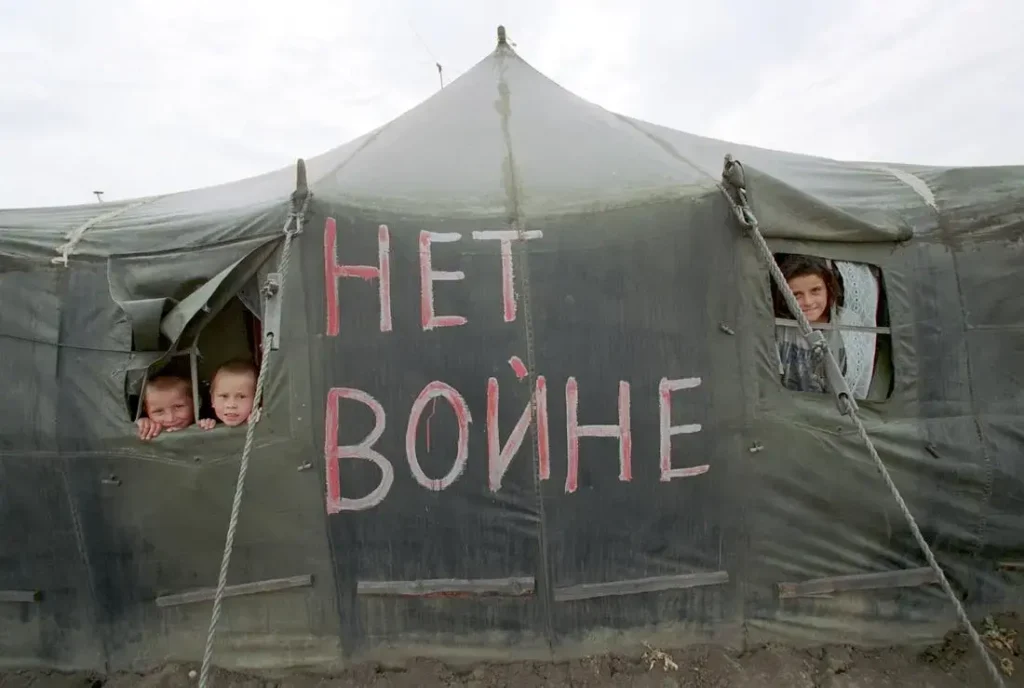 Дети в&nbsp;палатке летнего детского лагеря для чеченских беженцев в&nbsp;Ингушетии во&nbsp;время Второй Чеченской войны, август 2001&nbsp;года. Фото: Сергей Михеев/Коммерсантъ.