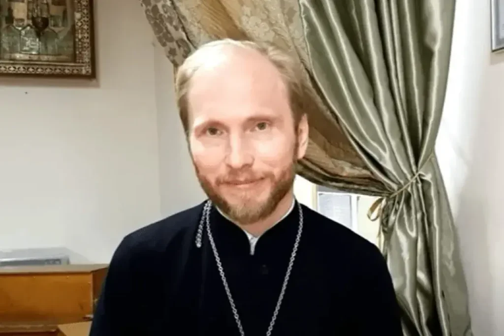 Иоанн Коваль, которого лишили священного сана клирика за замену слова «победа» на слово «мир» в молитве. Скриншот: YouTube-канал «Священник Иоанн Коваль. Встречи».