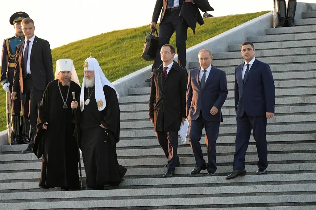 Слева направо: митрополит Псковский и Порховский Тихон (Шевкунов), патриарх Московский и Всея Руси Кирилл, помощник президента России Владимир Мединский, президент России Владимир Путин и губернатор Псковской области Михаил Ведерников во время церемонии открытия мемориального комплекса «Князь Александр Невский с дружиной» на берегу Чудского озера в деревне Самолва Гдовского района в сентябре 2021 года. Фото: Глеб Щелкунов/Коммерсантъ.