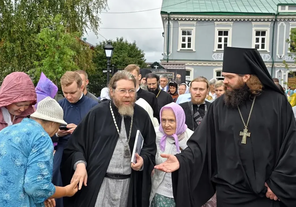 Митрополит Псковский и Порховский Тихон (Шевкунов) (в центре) во время празднования 550-летия Свято-Успенского Псково-Печерского монастыря на Соборной площади в Печорах в августе 2023 года. Фото: Дмитрий Лебедев/Коммерсантъ.