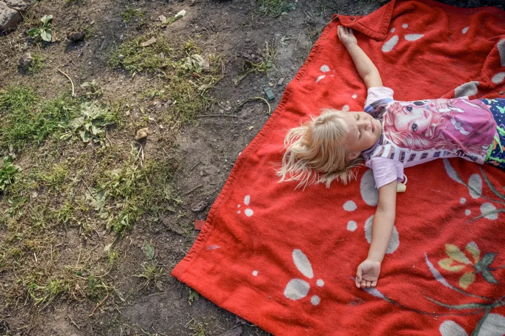 Маша Чукавина в&nbsp;своём дворе в&nbsp;селе Мочище, Новосибирская область. Её&nbsp;мама Оксана воспитывает шестерых детей, у&nbsp;одного ребёнка паллиативный диагноз и&nbsp;денег не&nbsp;хватает. Центр «Вместе» приобрели для семьи уголь и&nbsp;дрова на&nbsp;зиму, чтобы дети не&nbsp;оказались в&nbsp;приюте. Фото: Дмитрий Яцюк.