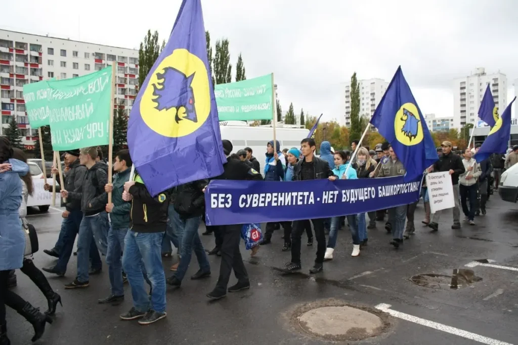 Шествие «Башкорт Юлы» 29&nbsp;ноября 2014 года в&nbsp;Уфе, организованное «Кук буре» (движение возникло в&nbsp;нулевые) в&nbsp;честь годовщины провозглашения независимости Башкортостана в&nbsp;1917&nbsp;году. Источник фото: паблик «Кук буре» в&nbsp;ВКонтакте.