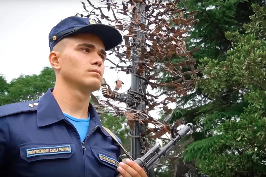 Солдат на&nbsp;торжественном открытии памятника «Смерч журавлей» в&nbsp;Туапсе в&nbsp;июле 2023&nbsp;года. Фото: скриншот из&nbsp;видео «360&nbsp;Туапсе».