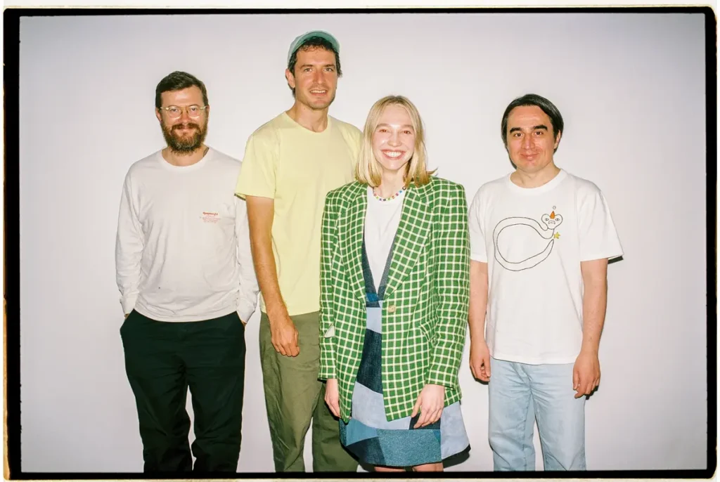 Участники музыкального спектакля “Потерянное Зеркальце”: Олег Глушков (автор и&nbsp;режиссер), Кирилл Иванов (фронтмен группы СПБЧ), Марина Васильева (актриса и&nbsp;певица), Станислав Астахов (саундпродюсер и&nbsp;басист группы СПБЧ). Фото: Дарина Белогонова.