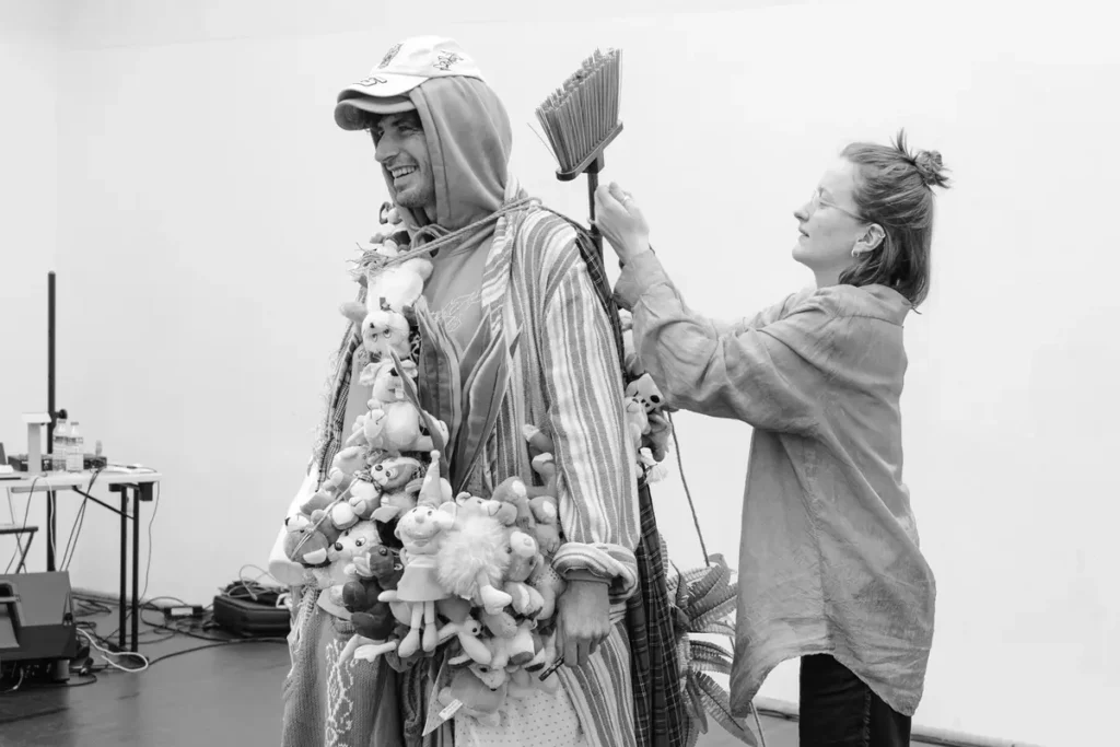 Кирилл Иванов и&nbsp;художница спектакля “Потерянное Зеркальце” Мария Левина во&nbsp;время репетиции. Фото: Дарина Белогонова