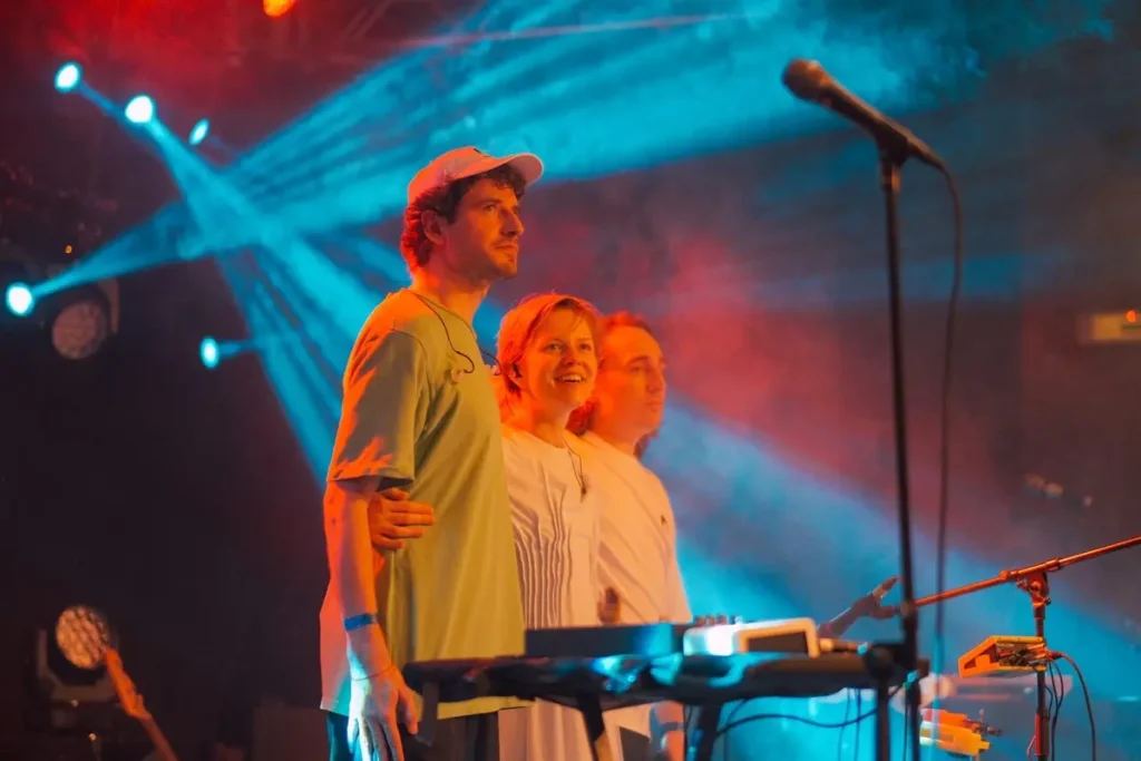 Кирилл Иванов, Женя Борзых, Станислав Астахов во&nbsp;время концерта СПБЧ. Фото:  Костя Кондрухов