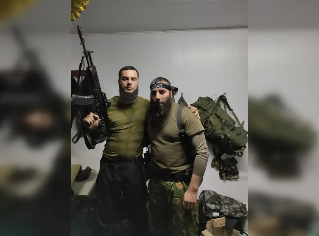 Алхаст Идалов позирует на фото с другим добровольцем 23 июля 2023 года. Фото: личная страница ВКонтакте.