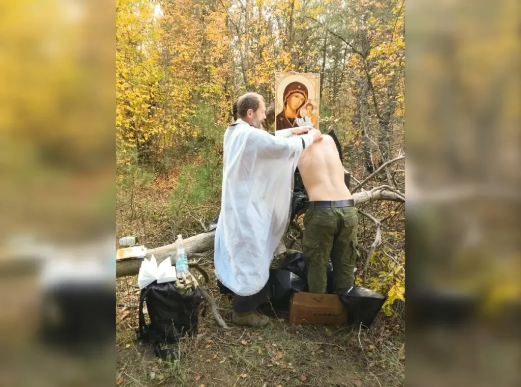 Уфимский священник Виктор Иванов крестит военнослужащего осенью 2022 года в&nbsp;черных пакетах, предназначенных для трупов. Источник: канал "«Позывной Бекас» в&nbsp;Telegram.
