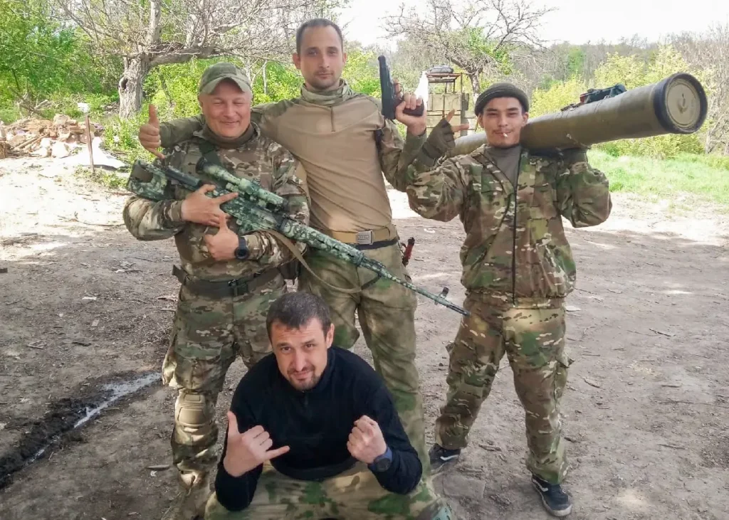 Никита Митченко стоит в центре с группой других добровольцев, фото выложено 6 мая 2022 года. Источник: личная страница ВКонтакте.