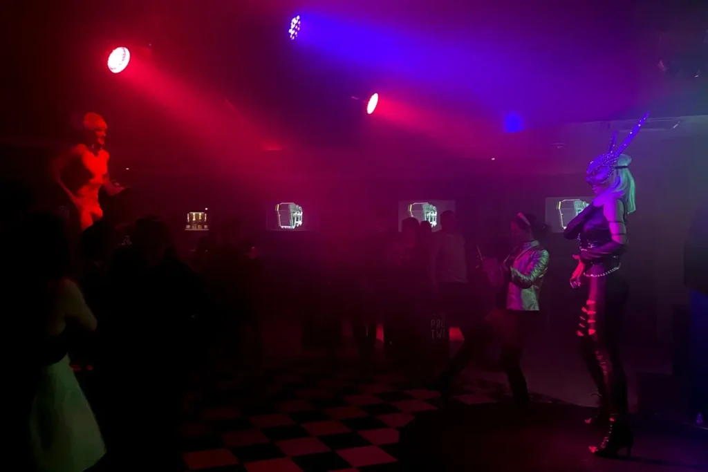 Выступление внутри московского клуба “Три обезьяны”. Фото: Арден Аркман.