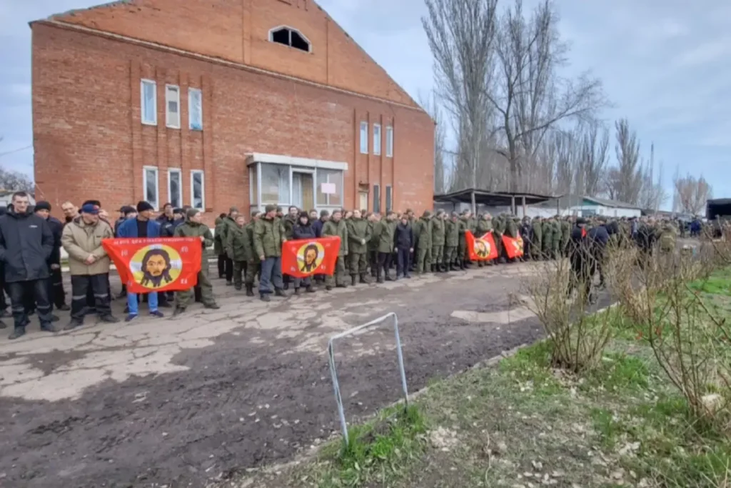 Протоиерей Пётр Гриценко выполняет обряд причастия. Источник: скриншот из&nbsp;видео с&nbsp;личной страницы Евгения Лищенюка в&nbsp;ВКонтакте.