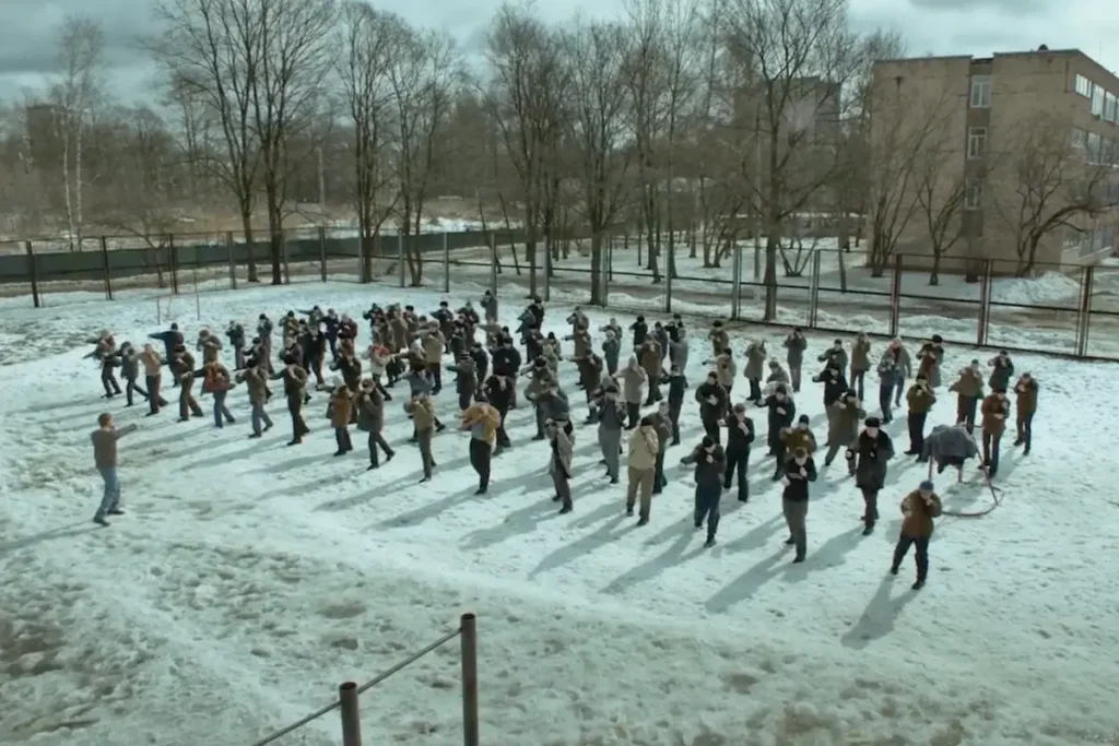 Скриншот из&nbsp;официального трейлера к&nbsp;сериалу «Слово пацана». Источник: Youtube-канал платформы Start.