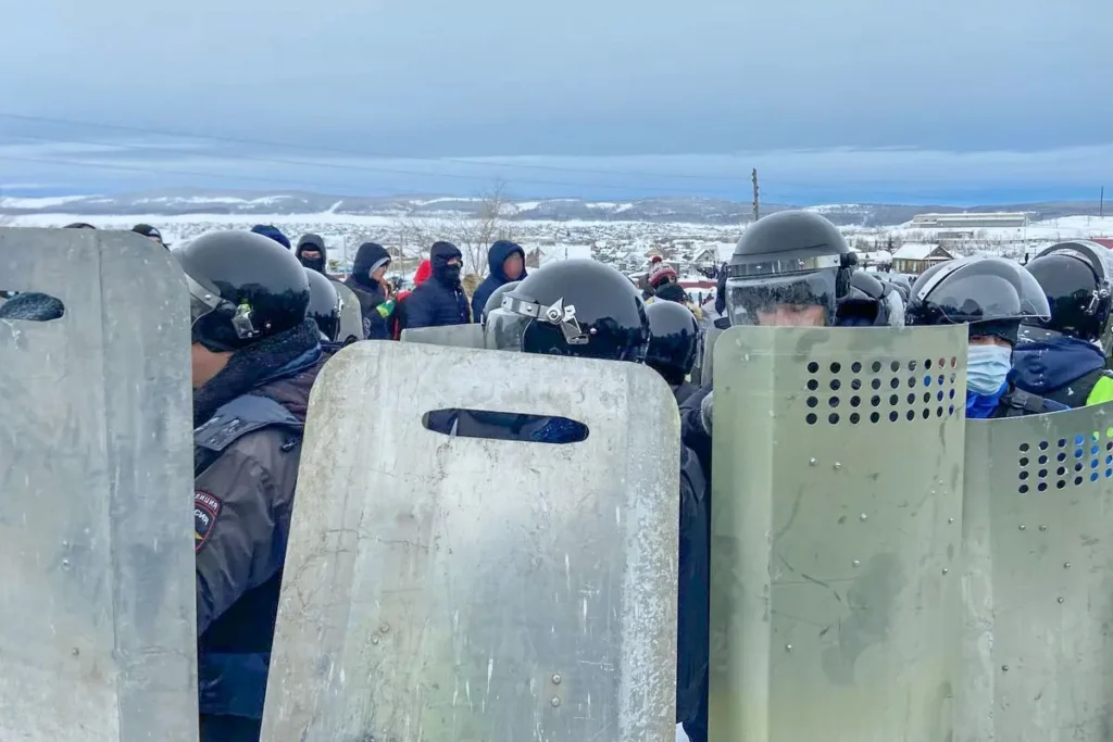 Полиция в&nbsp;день оглашения обвинительного приговора Фаилю Алсынову в&nbsp;Баймакском районном суде 17&nbsp;января, Башкортостан. Фото: специальный корреспондент «Верстки».