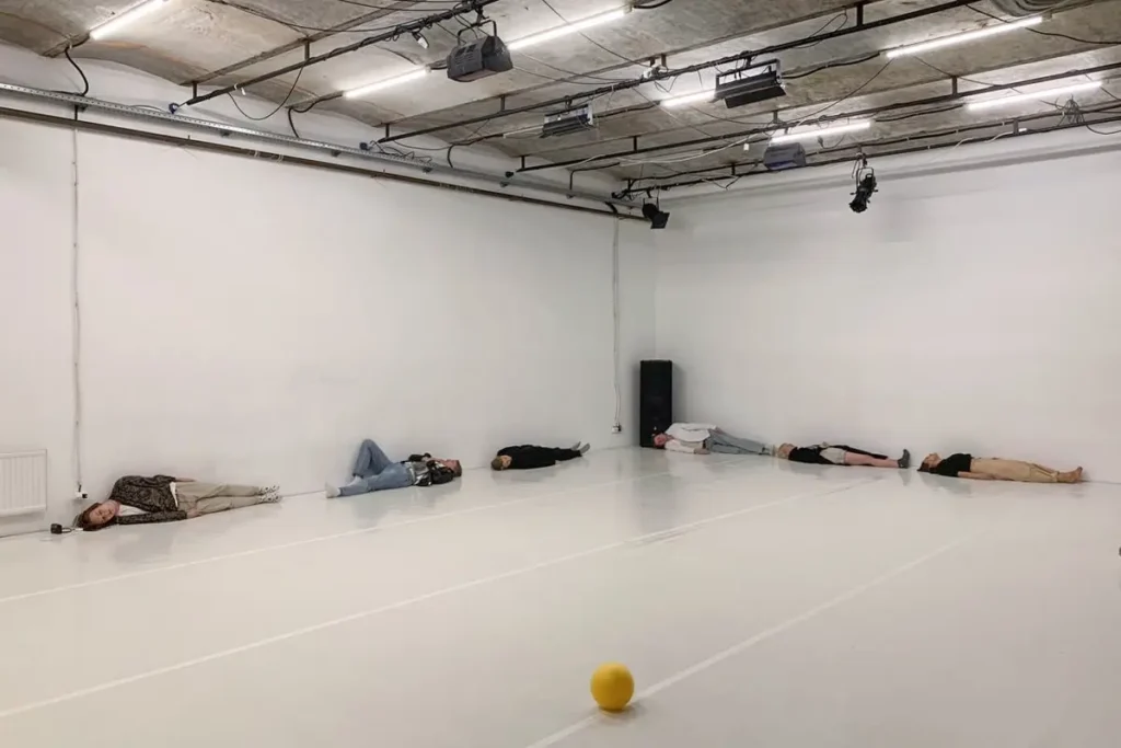 Участники проекта «лаборатория пиздеца» во время перформанса. Фото: из архива проекта.