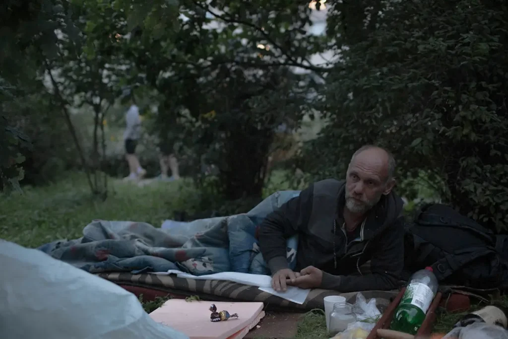 Бездомный мужчина, перенесший операцию в больнице, живет на улице в одном из дворов Петербурга. После выписки он передвигается на костылях, нога в гипсе. «Благотворительная больница» помогла ему переселиться в один из приютов, где он сможет получать помощь. Фото: Светлана Булатова.