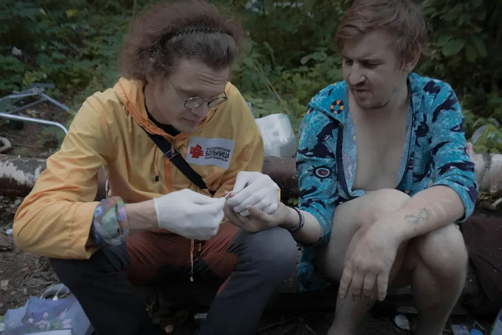 Врач Сергей Иевков проводит экспресс-тестирование пациента в Санкт-Петербурге. Фото: Светлана Булатова.