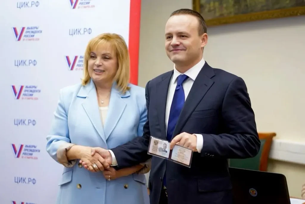 Владислав Даванков с&nbsp;Эллой Панфиловой во&nbsp;время получения удостоверения кандидата на&nbsp;должность президента Российской Федерации. Фото: telegram-канал «Даванков//Кандидат в&nbsp;президенты РФ».