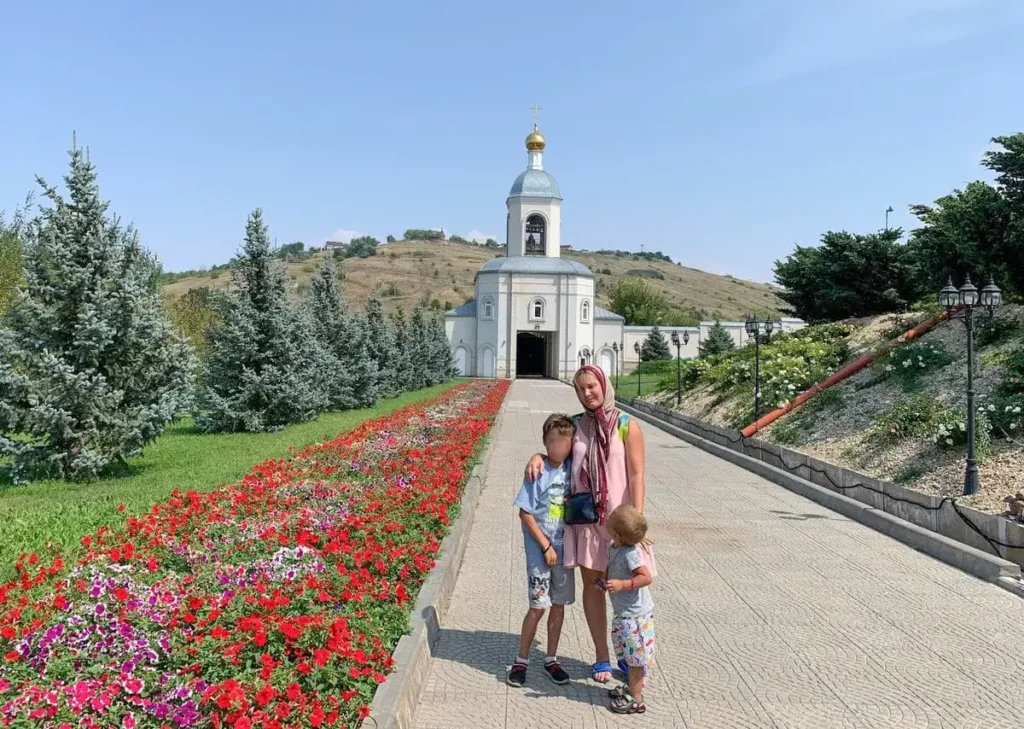 Оксана Гончарова с&nbsp;сыном Матвеем (слева) и&nbsp;Арсением (справа). Фото: личный архив.
