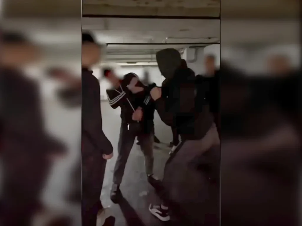 Скриншот из&nbsp;видео с&nbsp;дракой при участии несовершеннолетних в&nbsp;Белгороде. Источник: Youtube-канал ГТРК Белгород.