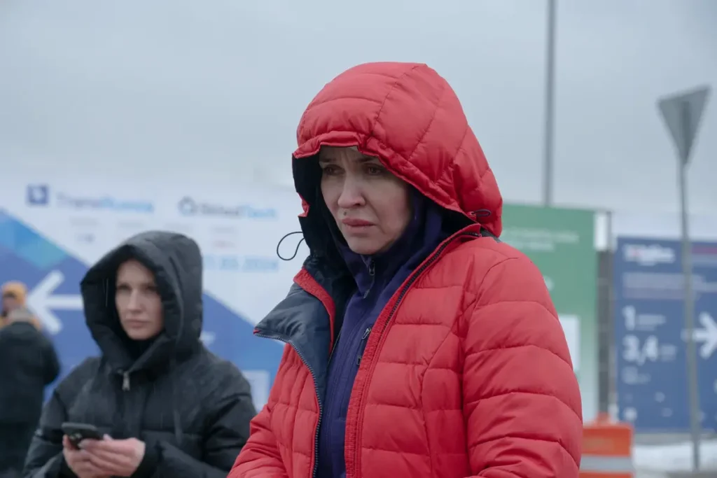 Люди начинают приносить цветы к&nbsp;стихийному мемориалу возле Крокус Сити Молл на&nbsp;следующий день после трагедии. Источник: специальный корреспондент «Вёрстки».