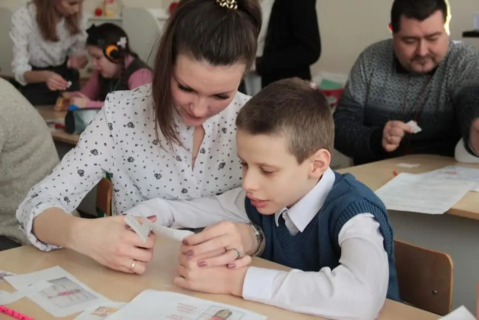 Подопечные фонда «Каждый особенный» и&nbsp;тьюторы в&nbsp;ресурсном классе для детей с&nbsp;аутизмом. Фото: предоставлено фондом «Каждый особенный».