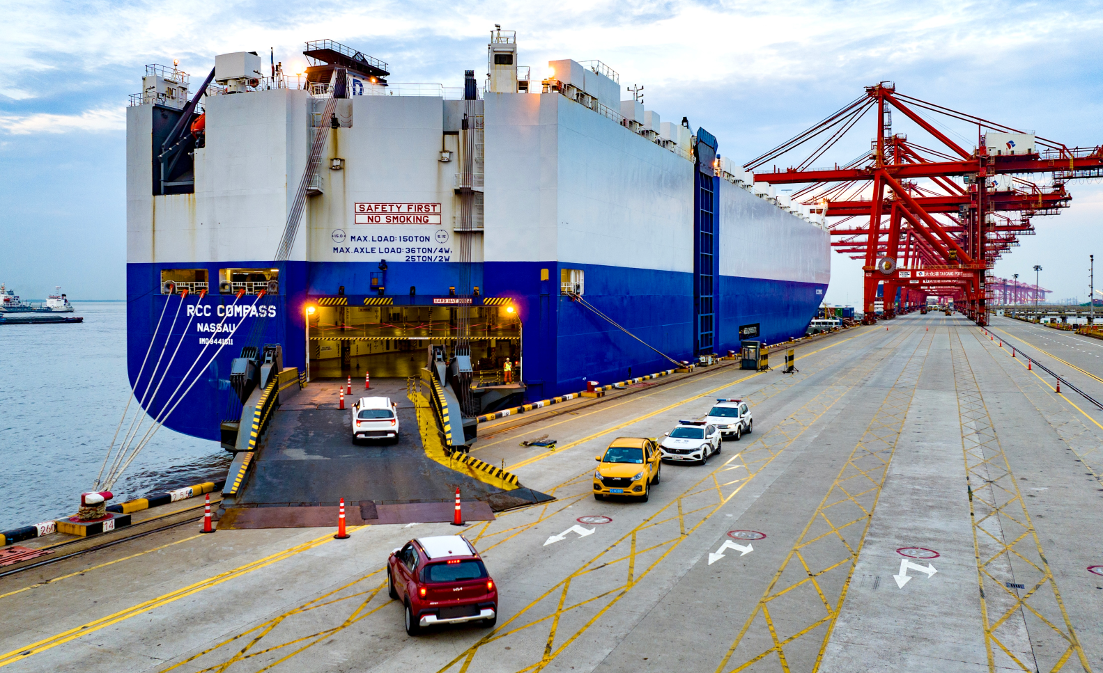 Сухогруз в порту