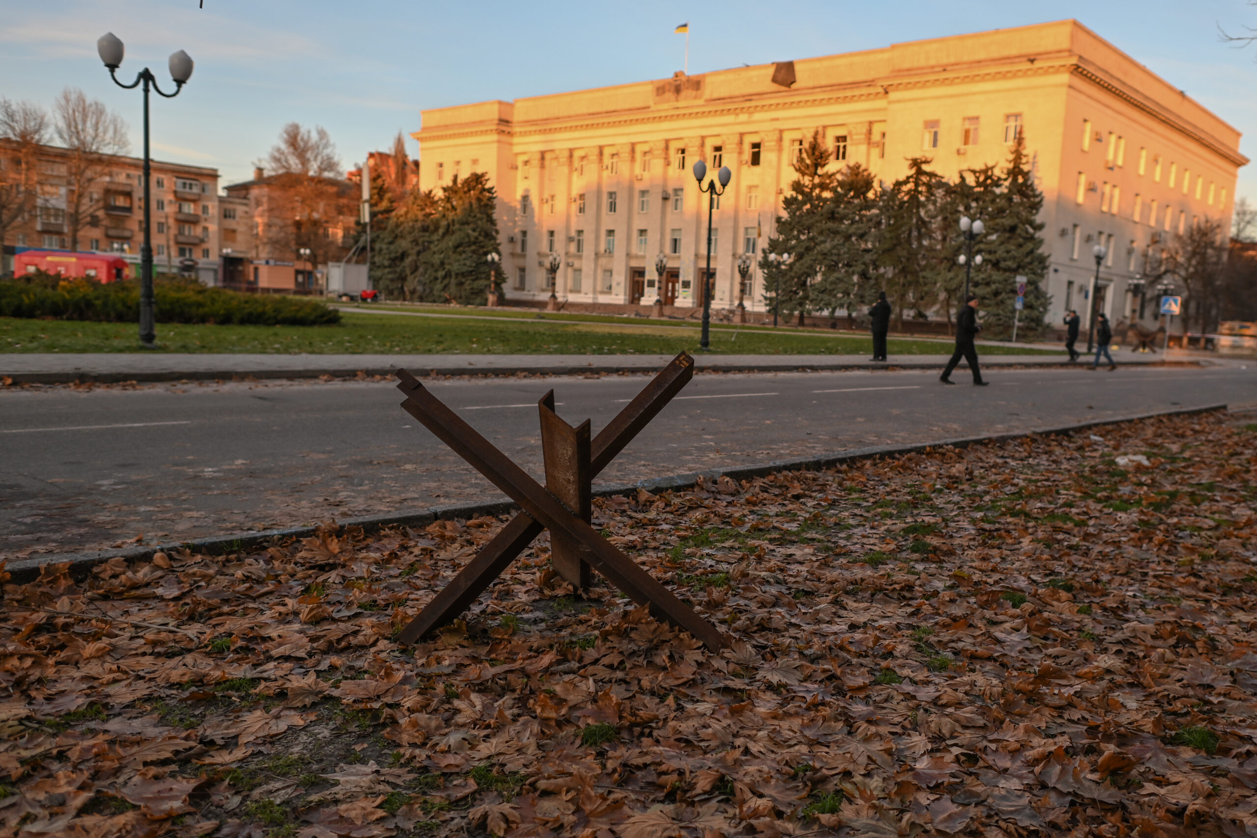 Вид на здание Государственной администрации Херсонской области в декабре 2022-го вскоре после освобождения города Украиной