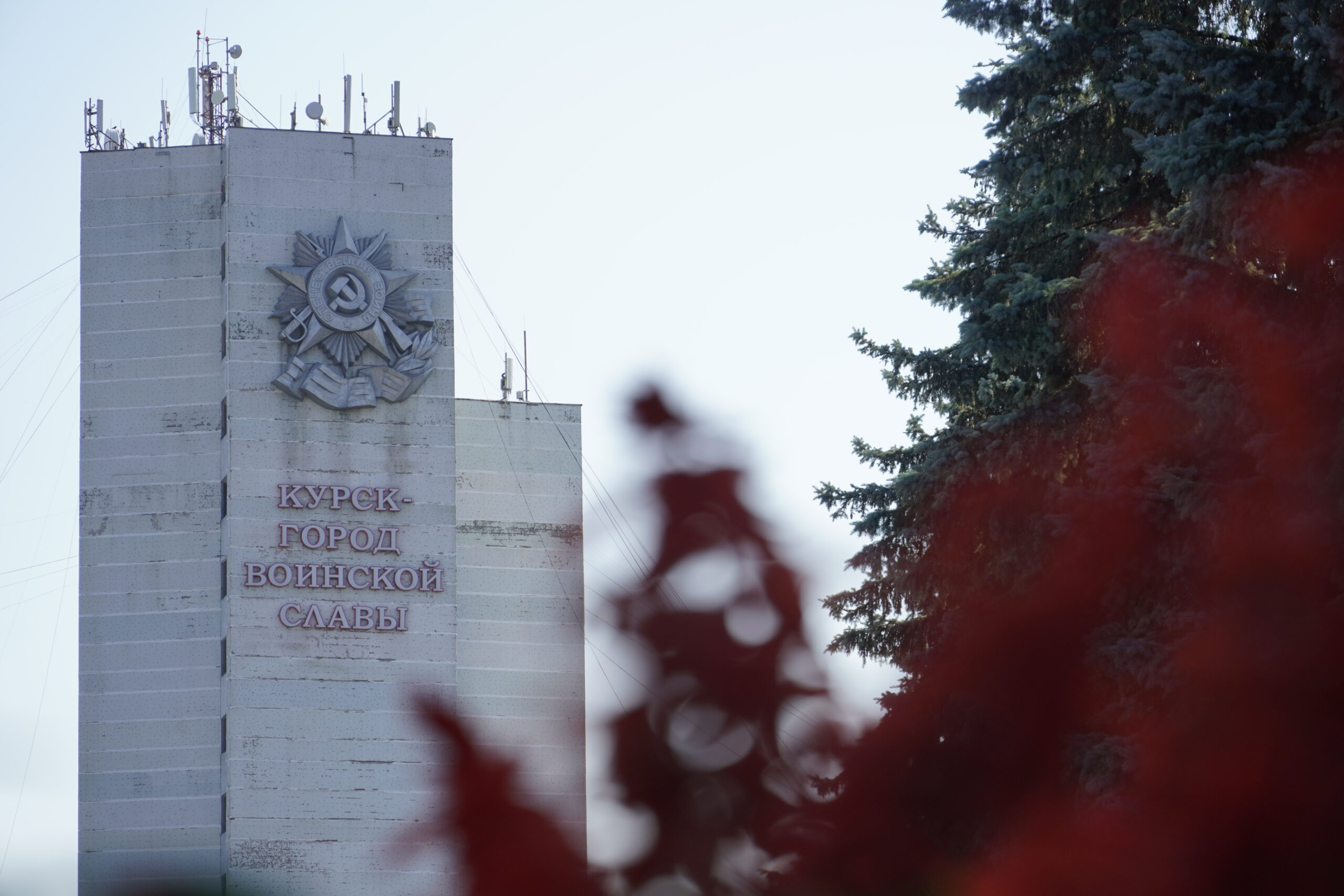 Барельеф на кладбище Курска, где хоронят участников войны с Украиной