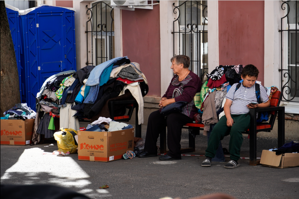 Семья беженцев из&nbsp;Курской области ожидает раздачу гуманитарной помощи. 