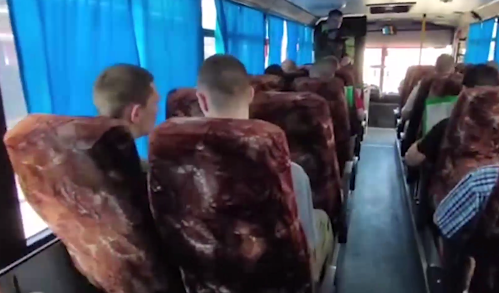 Обмен военнопленными: срочники из Курской области во время обмена<br />