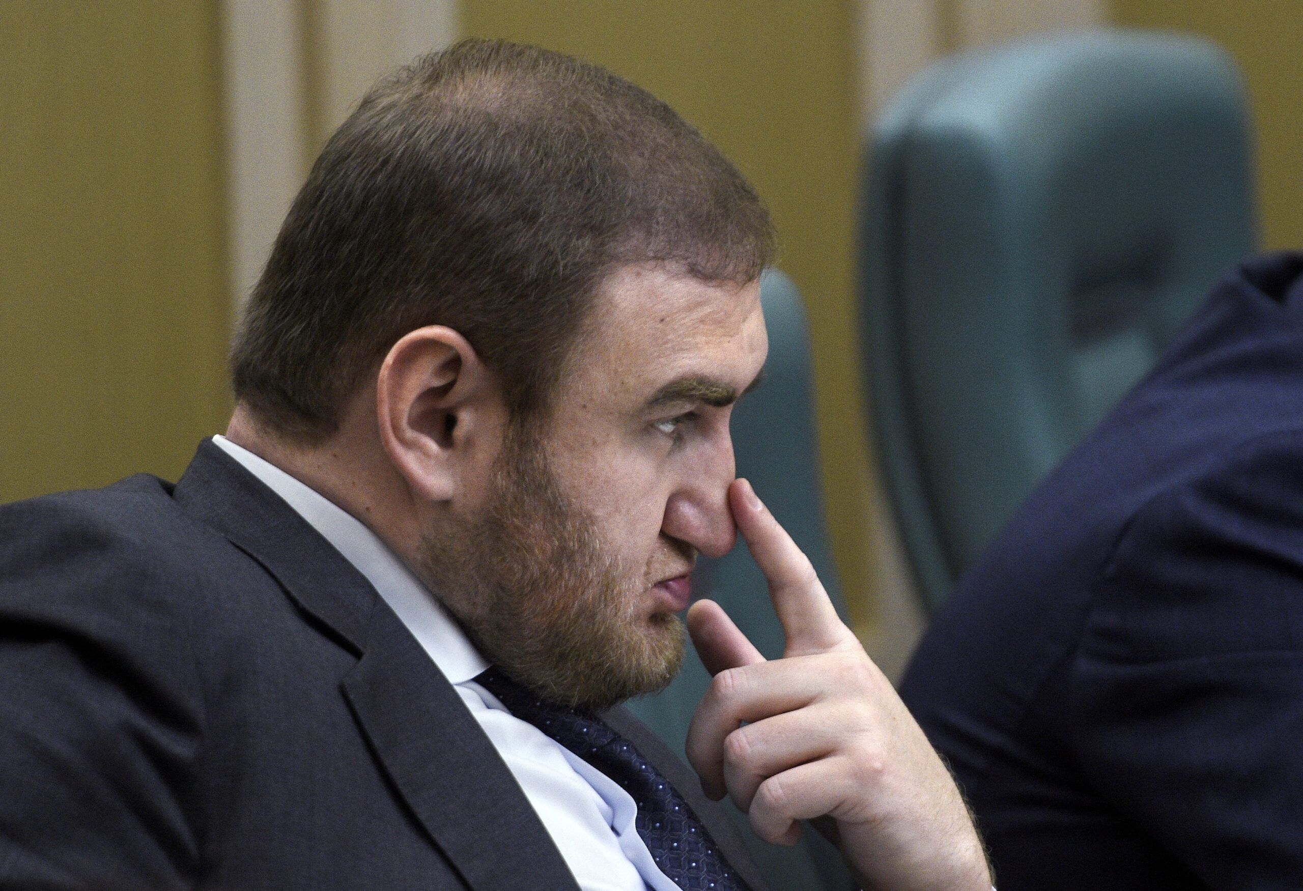 Взятка сотруднику ФСИН: на Арашукова завели новое дело