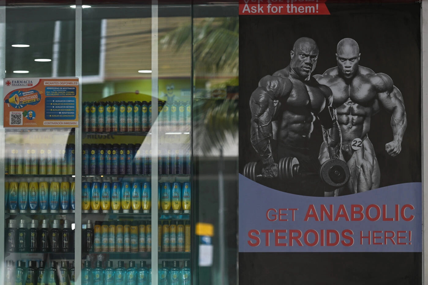 Реклама спортивных стимуляторов в витрине аптеки в Мексике, там анаболики и стероиды можно купить легально