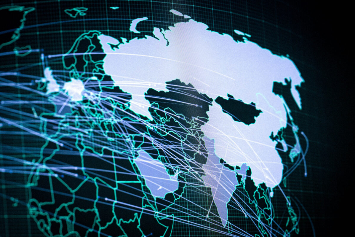 Карта с&nbsp;контуром России на&nbsp;экране в&nbsp;Австралийском центре киберсотрудничества