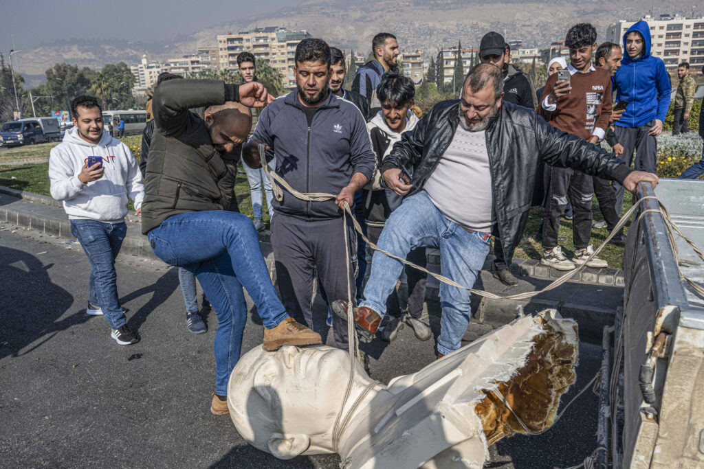 В&nbsp;Дамаске сбрасывают бюст Хавеза Ассада, отца Башара Ассада