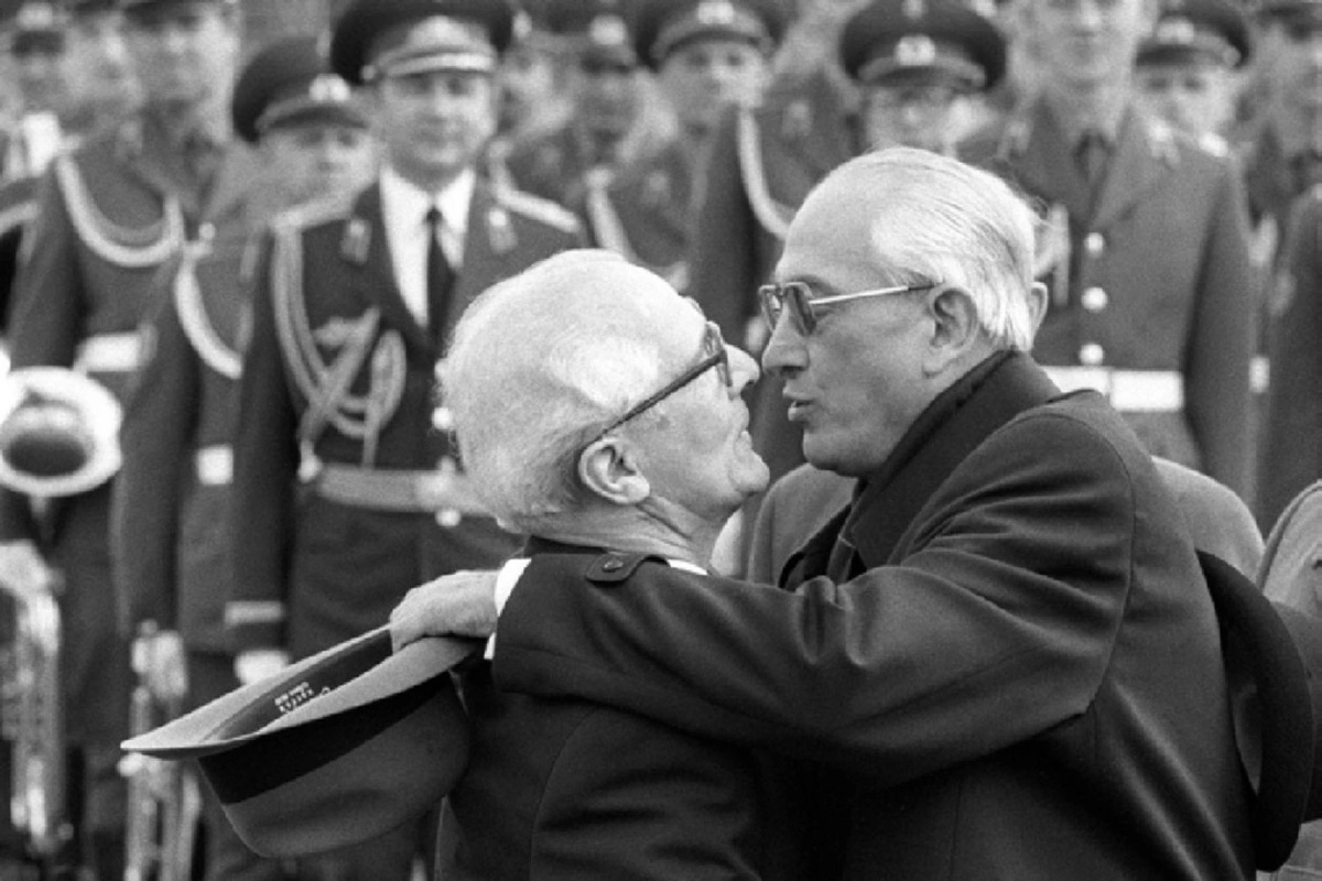 Глава СССР Юрий Андропов и&nbsp;глава ГДР Эрих Хонеккер
