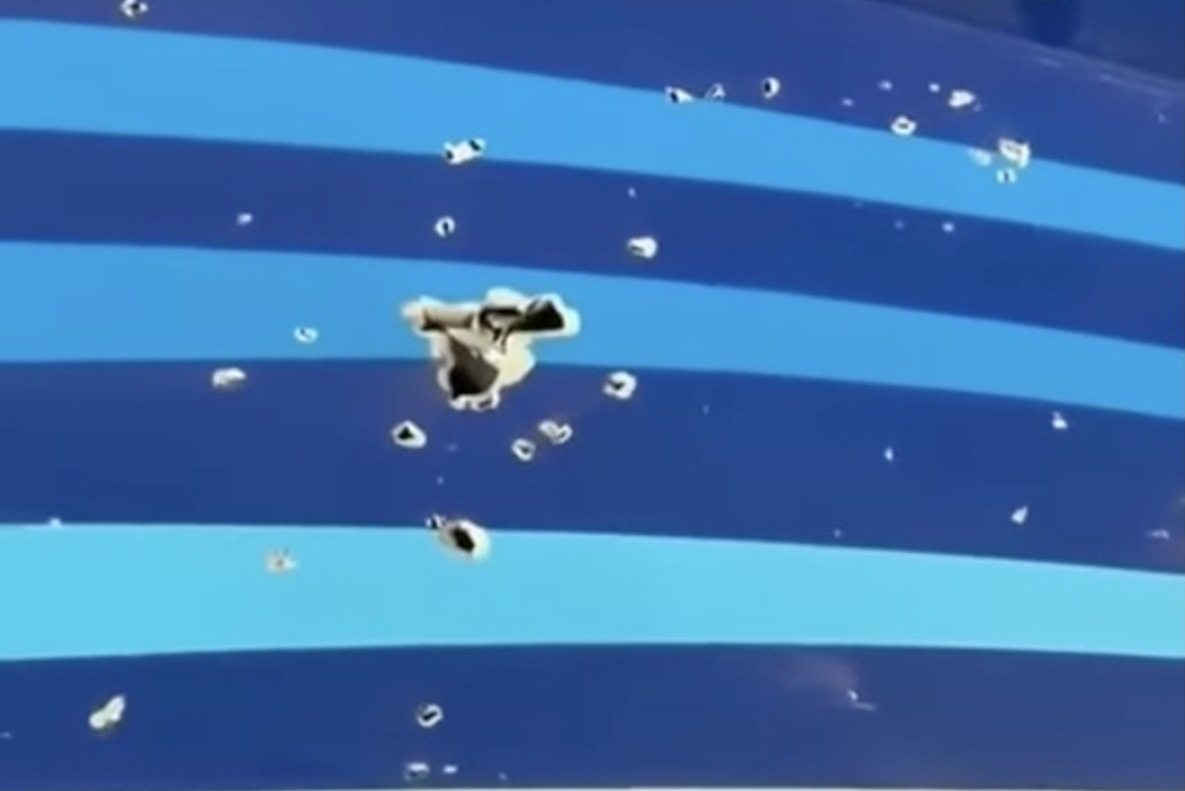 Отверстия от поражающих элементов ракеты «Панцирь-С» в хвостовой части самолёта