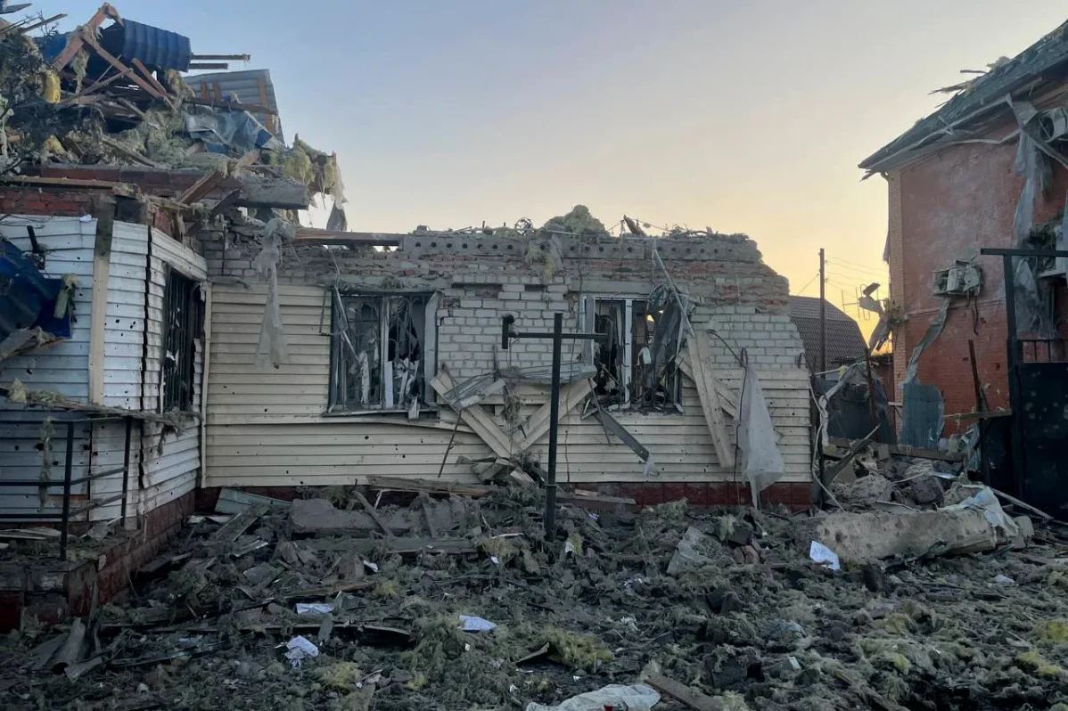 Разрушенный дом в Судже, Курская область