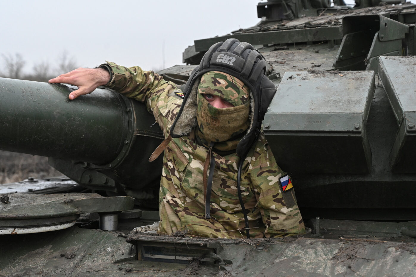 Российский контрактник выглядывает из&nbsp;танка Т-72&nbsp;во&nbsp;время военных учений на&nbsp;юге Краснодарского края