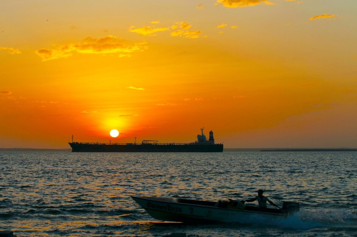 Нефтяной танкер на озере Маракайбо, Венесуэла