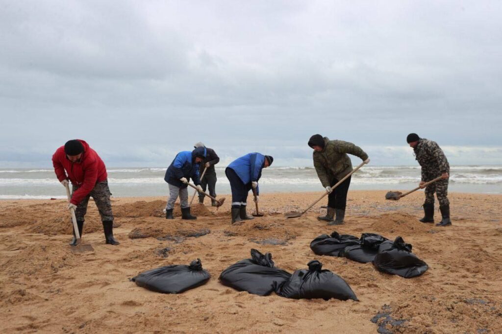 Побережье Анапы залило мазутом. Из потерпевших крушение танкеров в море вытекло около 3,7 тыс. т нефтепродуктов