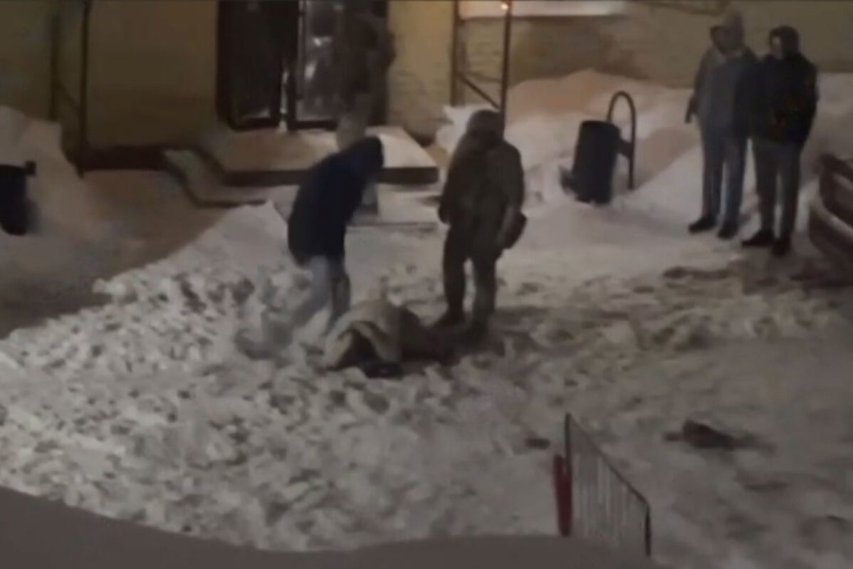 Полицейские в&nbsp;гражданской одежде избивают одного из&nbsp;посетителей ночного клуба «Типография», Тула, 18&nbsp;февраля 2024 года