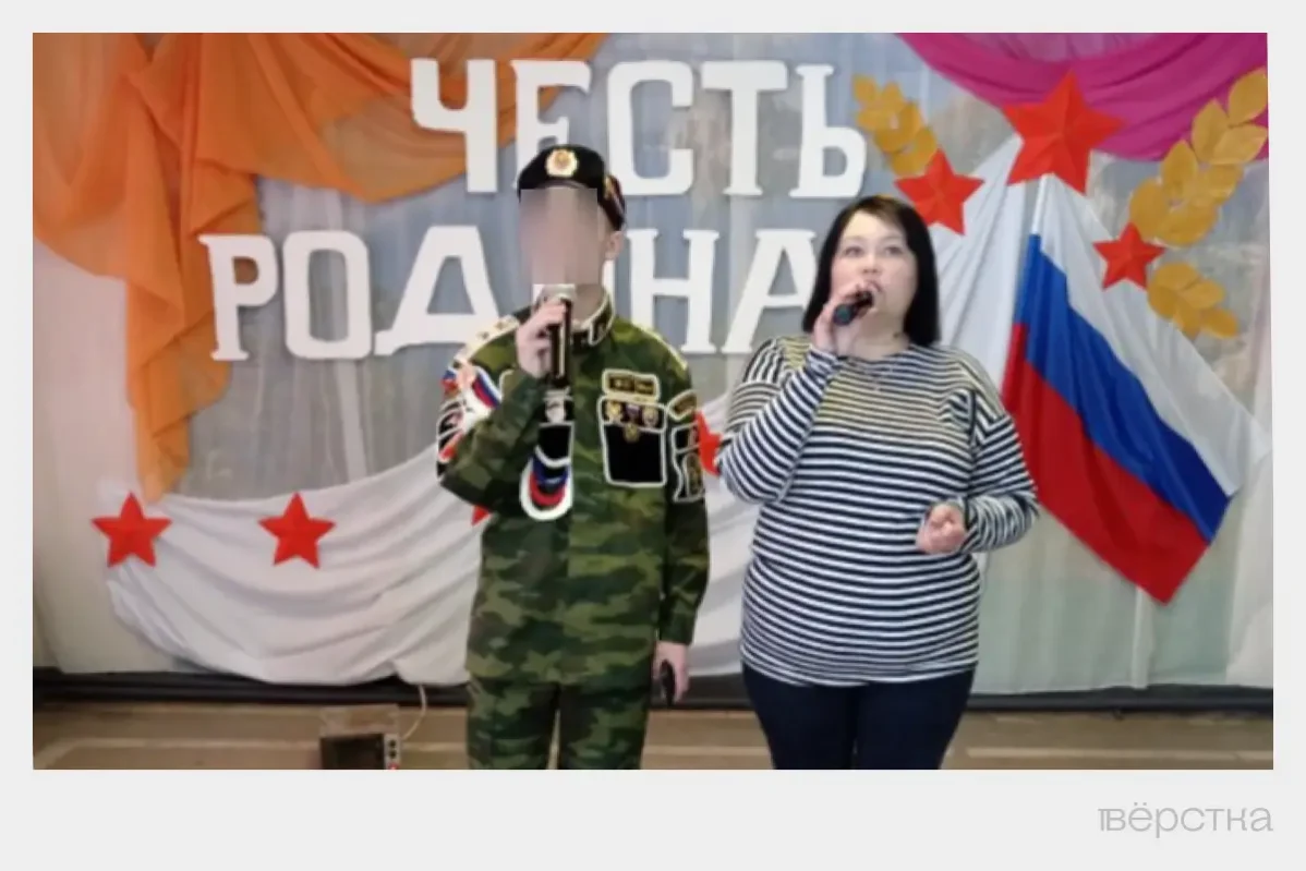 Елена Загорская на концерте, посвященном 23 февраля, в доме культуры села Сухие Гаи, Воронежская область