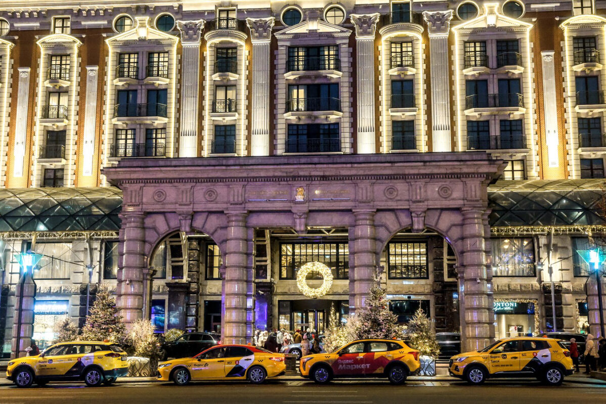Такси выстраиваются в очередь перед отелем Ritz Carlton в центре Москвы