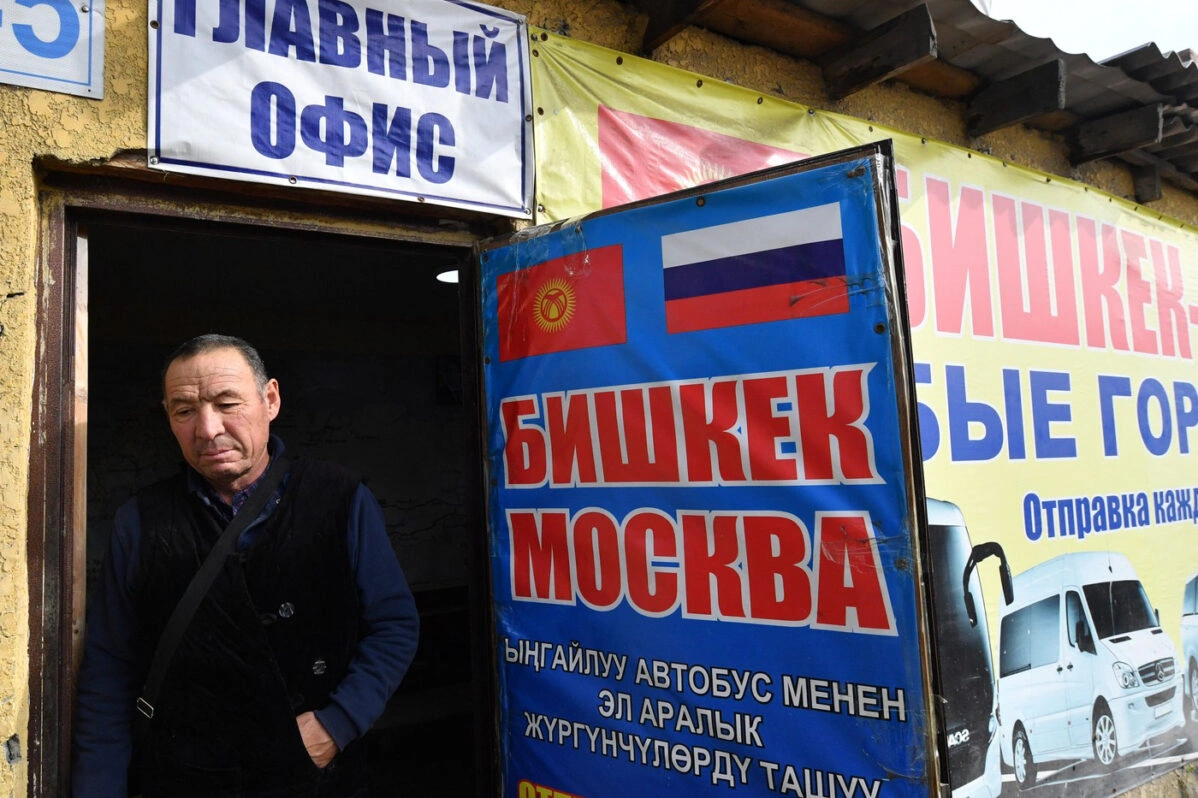 Офис автоперевозчика в Бишкеке, откуда граждан Кыргызстана отправляют на работу в Москве