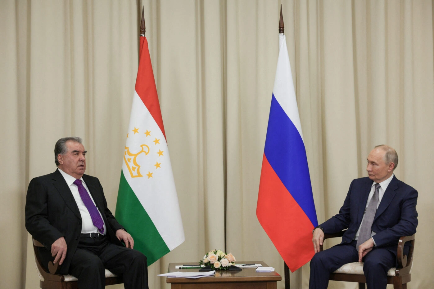 Президент России Владимир Путин и президент Таджикистана Эмомали Рахмон на встрече на курорте Игора в Ленинградской области